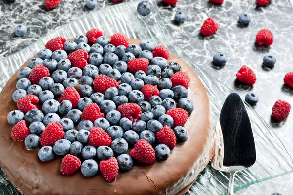 Chocolate cake with raspberries and blueberries — Stock Photo, Image