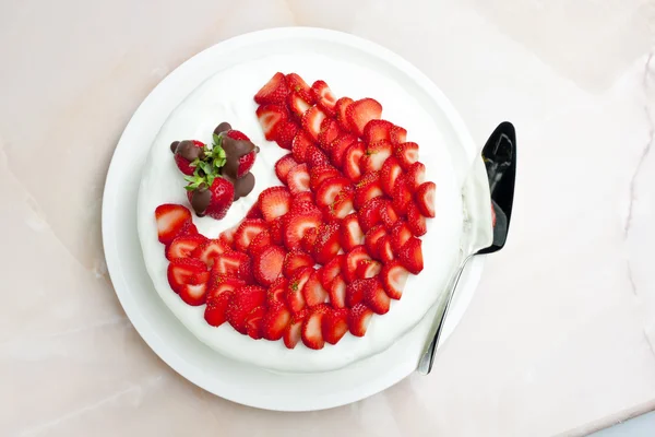 Jogurt lehký dort s jahodami — Stock fotografie