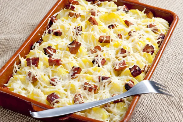 Kartoffeln und Speck mit Pecorino gebacken — Stockfoto
