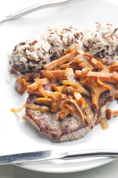 Biftek mantar ve tavuk jambon ile — Stok fotoğraf