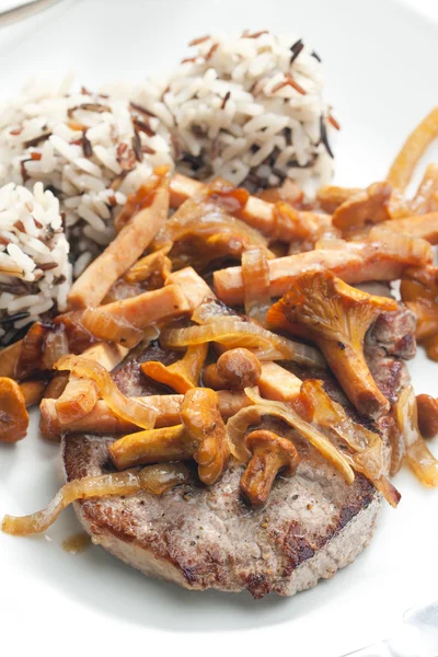 버섯과 닭고기 햄 비프 스테이크 — 스톡 사진