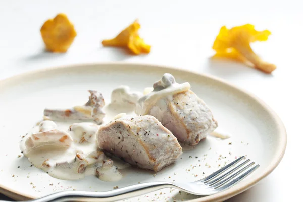 豚ヒレ肉と茸のクリーム ソース — ストック写真