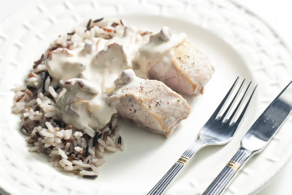 Pork tenderloin with mushrooms and creamy sauce — Stok fotoğraf