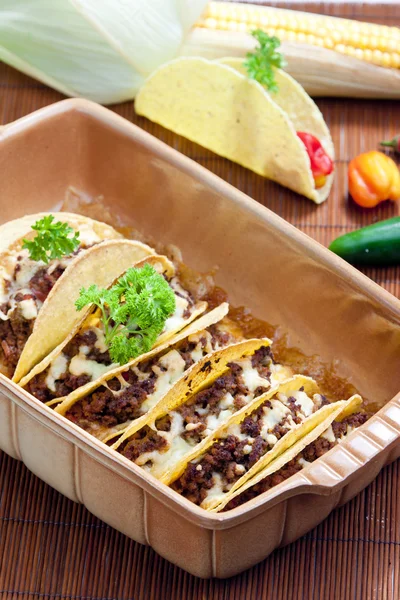 Kıyılmış et ve peynir pişmiş tacos — Stok fotoğraf