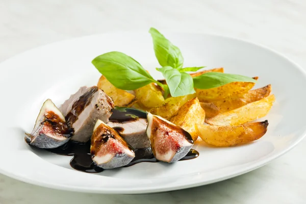 Filet de porc aux figues et sauce de vinaigre balsamique — Photo