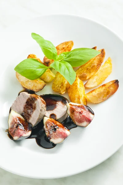 Polędwiczki wieprzowe z sosem z octu balsamico i figi — Zdjęcie stockowe