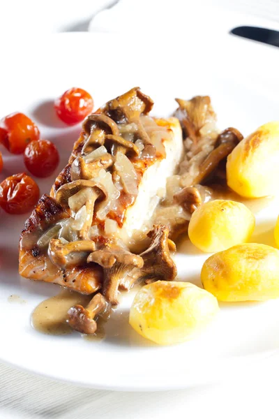 Grilled salmon with mushrooms and cherry tomatoes — Stock Photo, Image