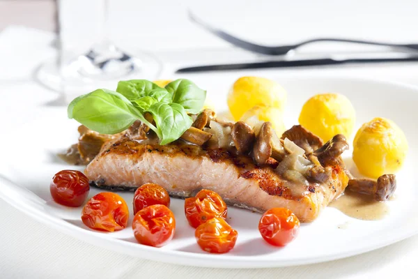 Grilled salmon with mushrooms and cherry tomatoes — Stock Photo, Image