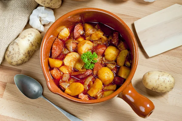 Gulasz z ziemniaków i kiełbasy — Zdjęcie stockowe