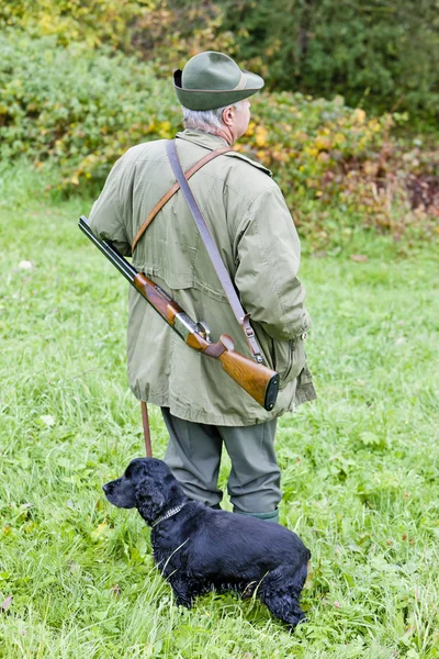 Cacciatore con il suo cane a caccia — Foto Stock