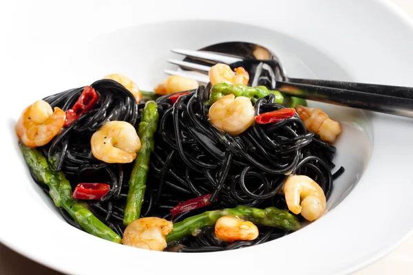 Sepia spaghetti with prawns, asparagus and chilli — Stock Photo, Image