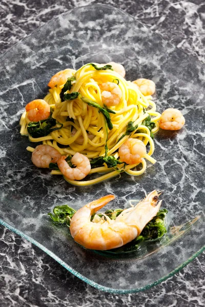 Espaguete com camarão e espinafre — Fotografia de Stock