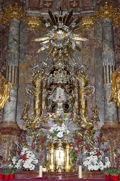 Interiör av kyrkan saint Maria med barnet jesus i Prag, kvarteret litte, Prag, Tjeckien — Stockfoto