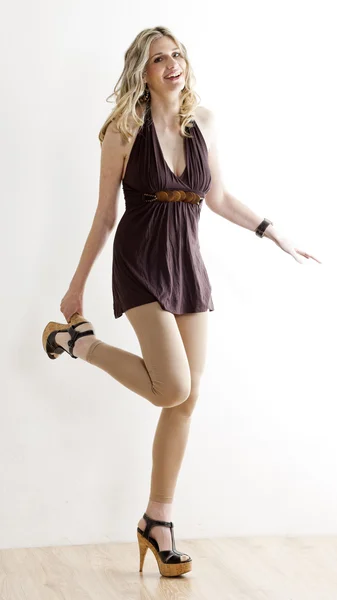 Mulher de pé usando roupas de verão e sapatos — Fotografia de Stock