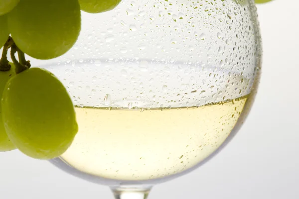 Wineglass με λευκό κρασί και σταφύλι — Φωτογραφία Αρχείου