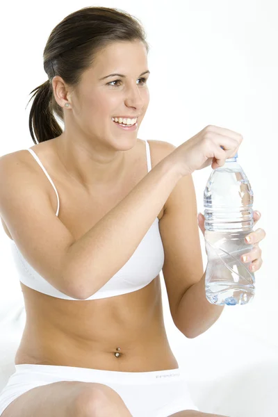 Portret van zittende vrouw met fles water — Stockfoto