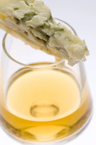 Glas tokai vin med roquefort chees — Stockfoto