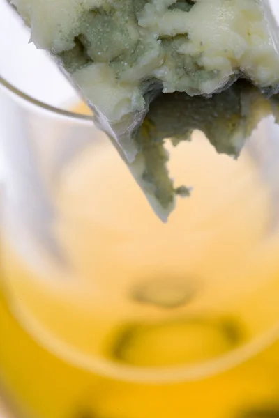 Glas tokai vin med roquefort chees — Stockfoto
