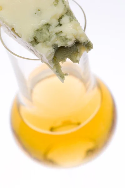 Sklo tokai vína se sýry roquefort — Stock fotografie