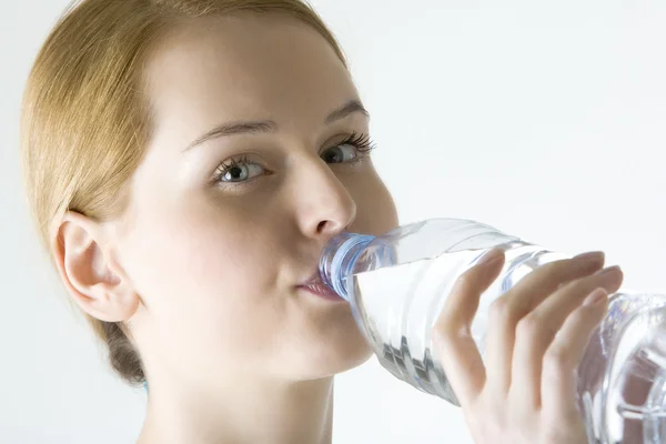 Ritratto di donna con bottiglia d'acqua — Foto Stock