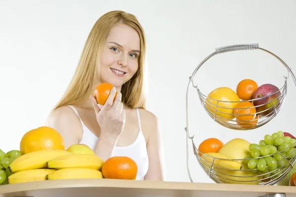 Mujer durante el desayuno con fruta —  Fotos de Stock