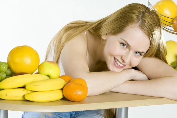 Mulher durante o café da manhã com frutas — Fotografia de Stock