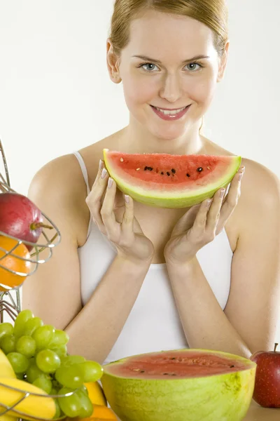 Žena při snídani s ovocem — Stock fotografie
