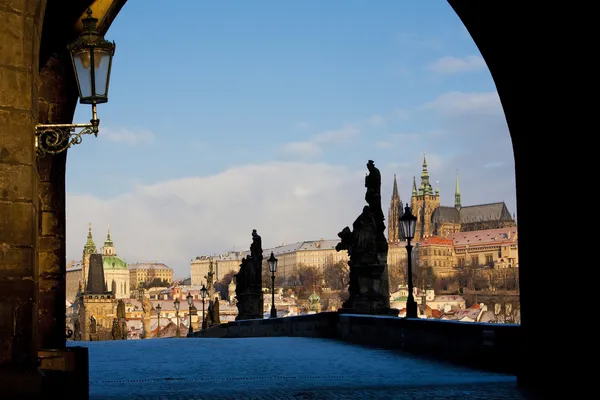 Karelsbrug in winter, Praag, Tsjechische Republiek — Stockfoto