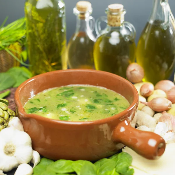 Suppe (Brühe) mit Spinat — Stockfoto