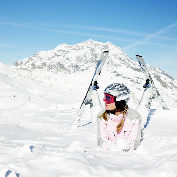 Kvinna skidåkare, Alperna bergen, savoie, Frankrike — Stockfoto