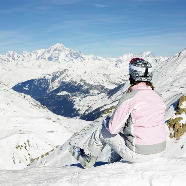 Kvinna skidåkare, Alperna bergen, savoie, Frankrike — Stockfoto