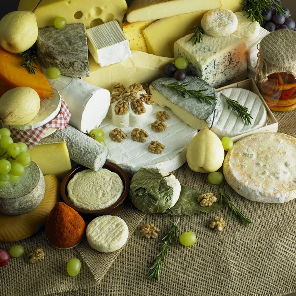 Bodegón de queso con fruta —  Fotos de Stock
