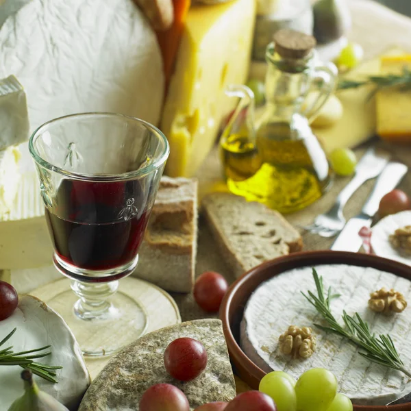 Käse-Stillleben mit Rotwein — Stockfoto