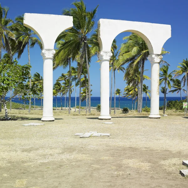 Denkmal der Landung von christopher columbus, bahia de bariay, holguin provinz, kuba — Stockfoto