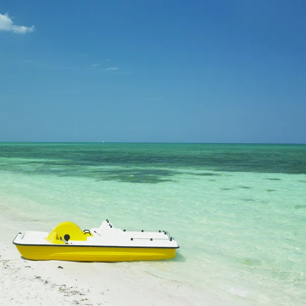 Pedaal boot, santa lucia strand, provincie Camagüey, cuba — Stockfoto