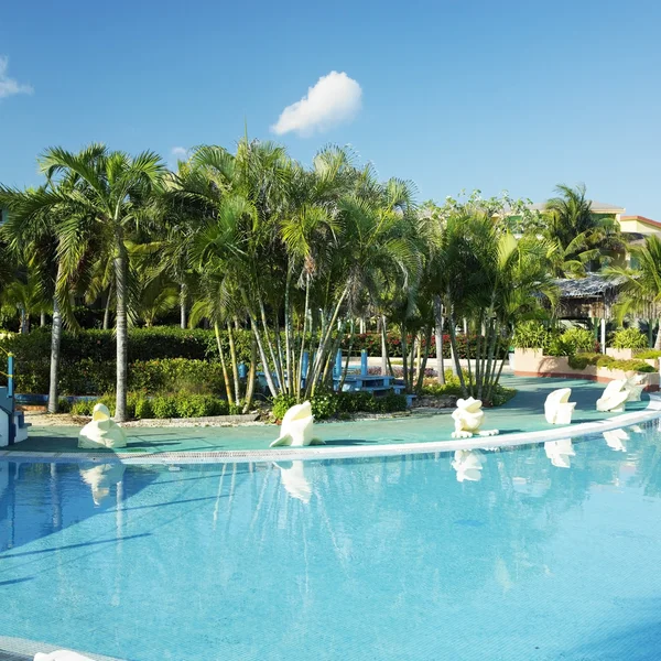 Hotel het zwembad, cayo coco, cuba — Stockfoto