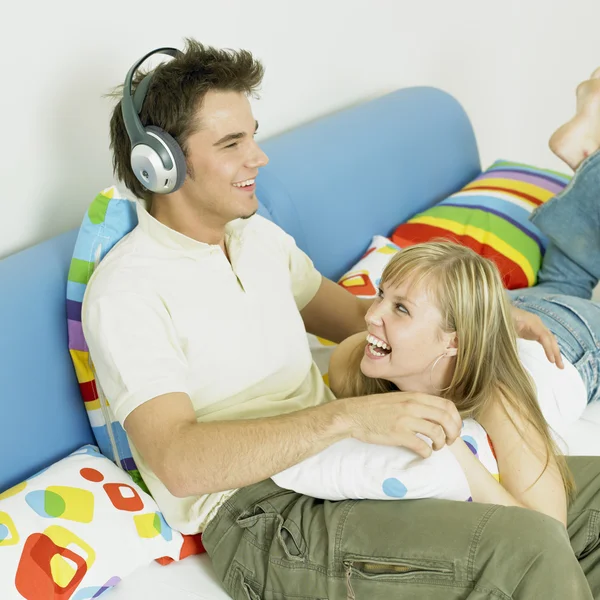 Paar luisteren naar muziek — Stockfoto