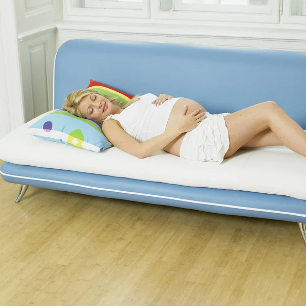 Mujer embarazada relajante — Foto de Stock