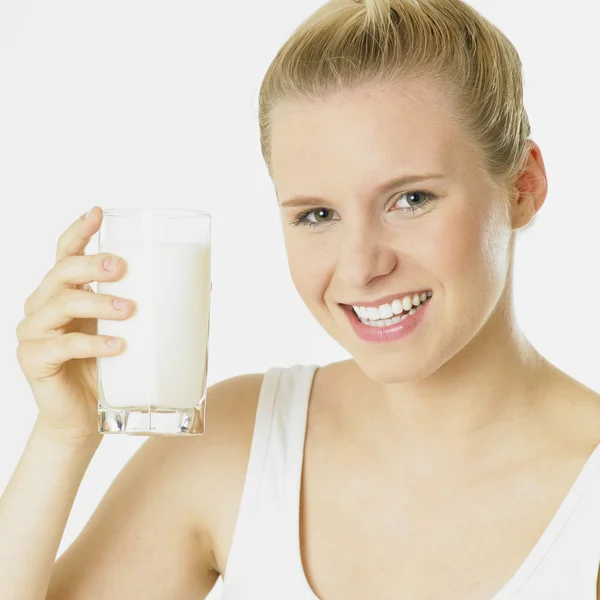 Женщина со стаканом молока — стоковое фото