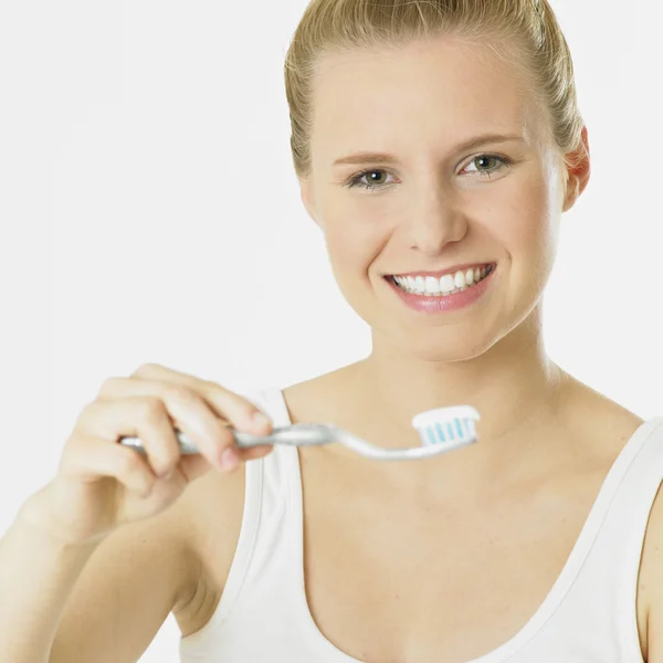 Mujer con cepillo de dientes — Foto de Stock
