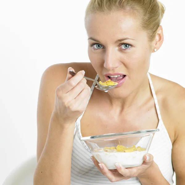 Žena jíst cornflakes — Stock fotografie