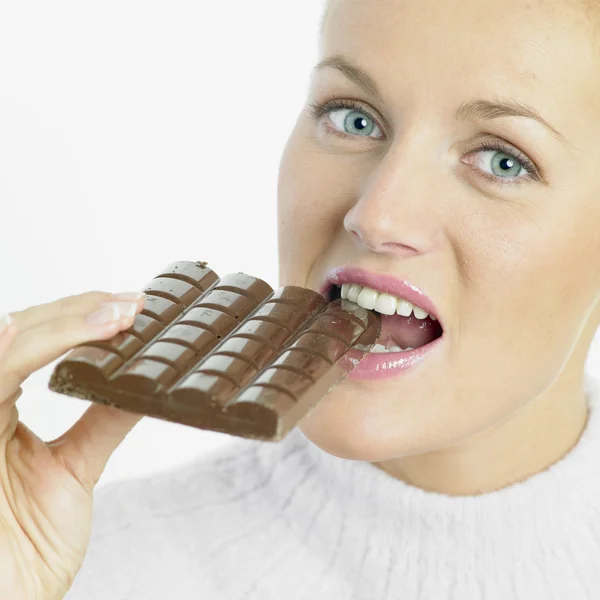 Γυναίκα με σοκολάτα — Φωτογραφία Αρχείου