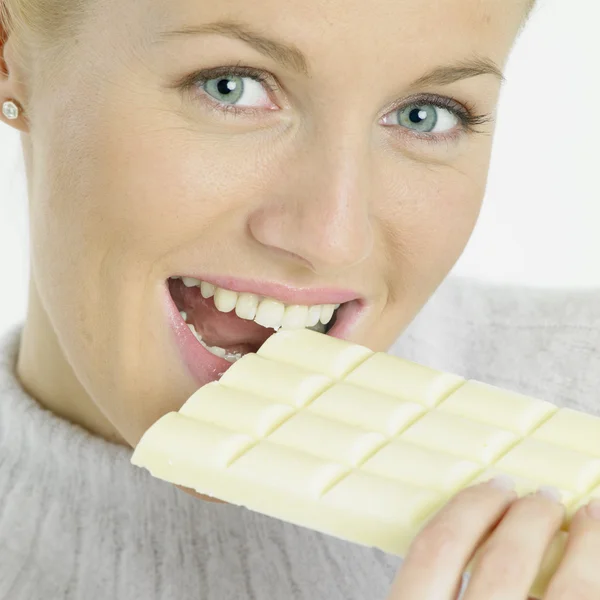 Donna con cioccolato bianco — Foto Stock