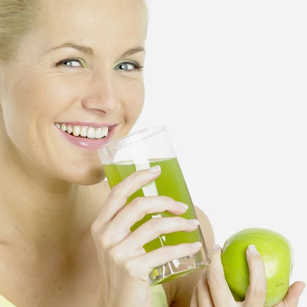 Kadın bir elma ve bir bardak meyve suyu ile — Stok fotoğraf
