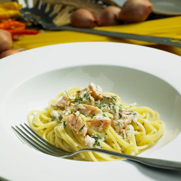 Spaghetti met gerookte zalm en dille — Stockfoto