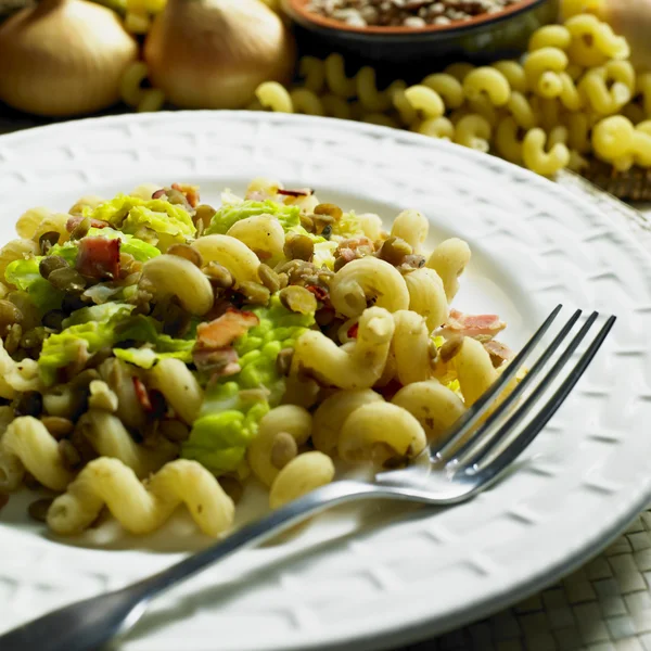Pasta with lentil and savoy cabbage — Stock Photo, Image