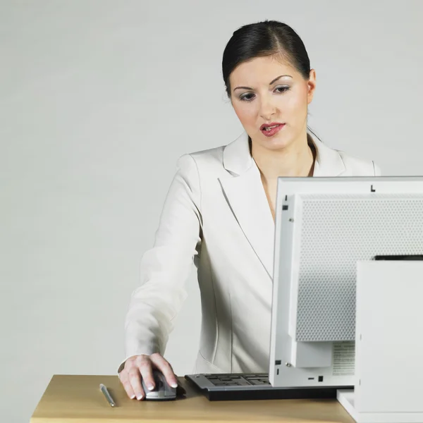 Mujer de negocios en la computadora —  Fotos de Stock