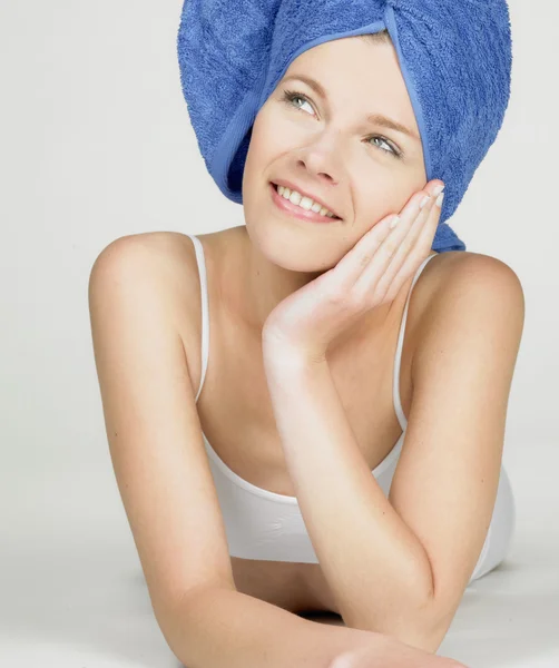 Portret van vrouw met handdoek op hoofd — Stockfoto