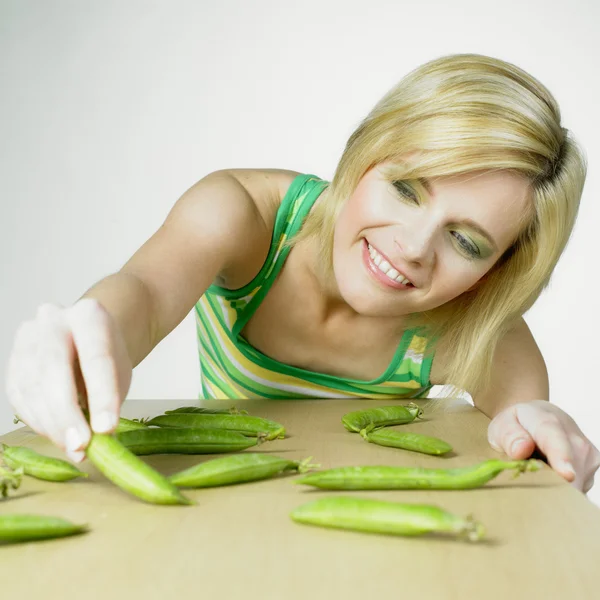 Woman with pea pods — Stock Photo, Image