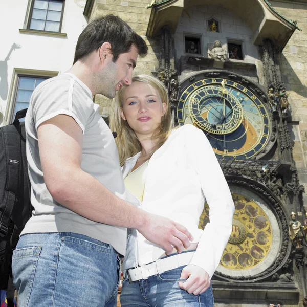 Ζευγάρι σε Prague, Horloge, Old Town Hall, Τσεχία — Φωτογραφία Αρχείου